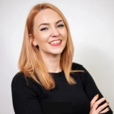 Lynn Thompson Headshot